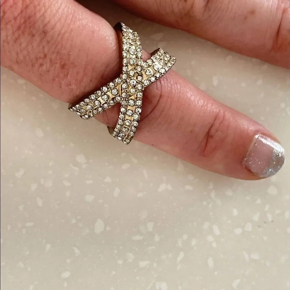 Crisscross costume ring